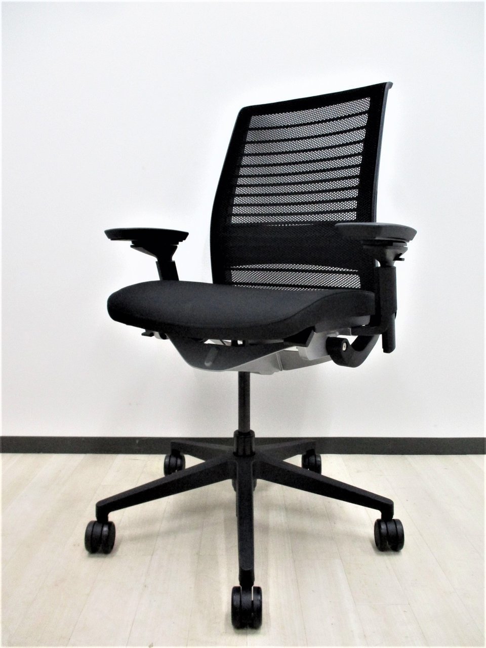 【在庫入替】【1脚限定！！】シンクチェア！！あまり出回らないレア商品！！【フル装備！！】【オフィスチェア店】
                        シンクチェア（2014年以前モデル）
                                    中古
            