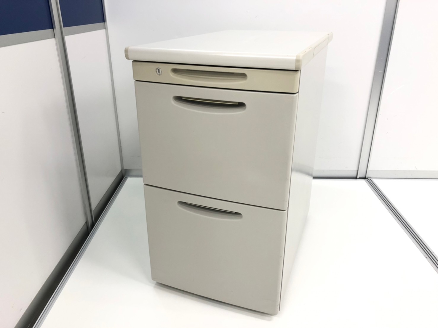 【今あるデスクの横に置くだけ！作業スペース広がります！】
オカムラ/SD/3段脇机
                        SD
                                    中古
            