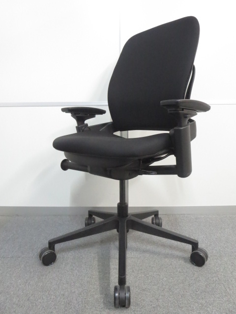【KS】【ゆったり座れてリラックス！】■スチールケース製　リープチェア　可動肘付　ブラック　■人間工学に基づいて設計された快適チェア！
                        リープチェア（V2タイプ）
                                    中古
            