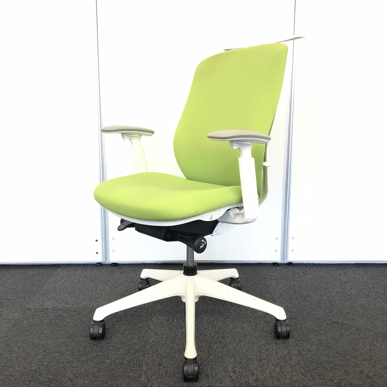 【背のカーブを変えられる新感覚のオフィスシーティング】■オカムラ製　シルフィーチェア　可動肘付　ライムグリーン　ハンガー付
                        シルフィー（クッション）
                                    中古
            