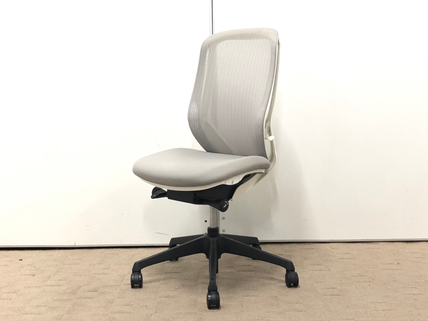 【4脚入荷！！】いつも人気なグレーカラー！！■オカムラ/シルフィー/グレー
                        シルフィー
                                    中古
            