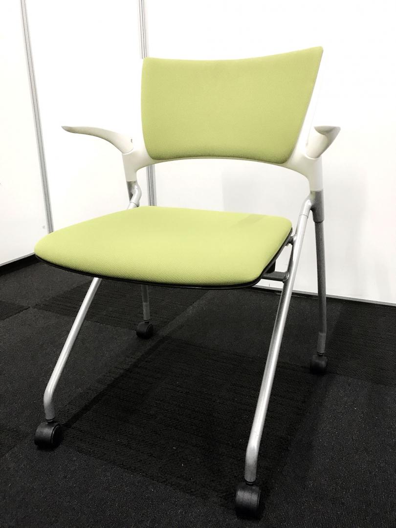 【リラックスの作用があるグリーン】■イトーキ製　マノスシリーズ　ネスティングチェア　モスグリーン　肘付タイプ【おつとめ品】
                        マノスチェア
                                    中古
            