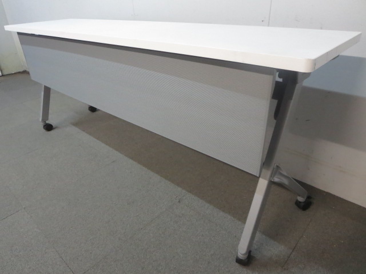 【キャスター付でスムーズに移動できます！】■オカムラ製　サイドスタックテーブル　W1800×D450mm　ホワイト　幕板パネル付き
                        フラプター
                                    中古
            