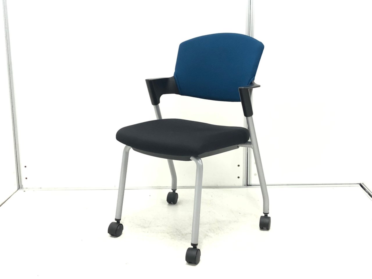 【重ねて収納可能！】クッション性に優れたミーティングチェア！コクヨ |プロッティ |ブルー｜キャスター
                        プロッティチェア
                                    中古
            