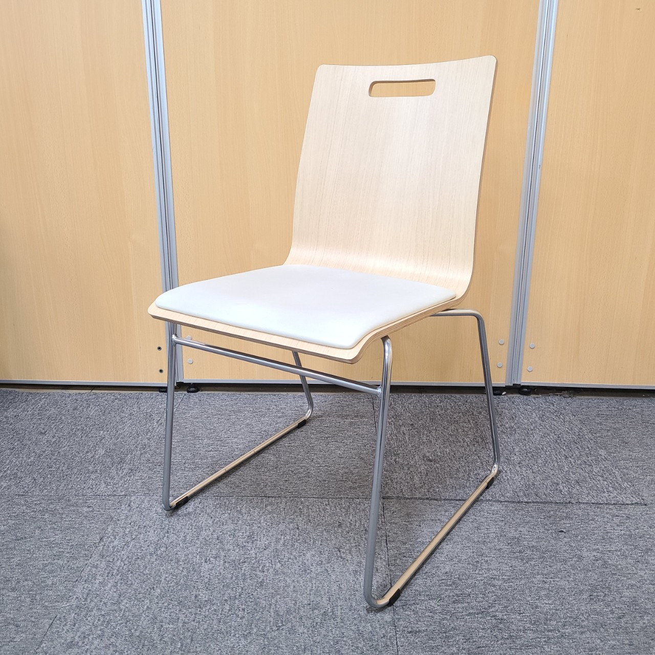 【8脚入荷！】オカムラ製カフェ調のスタッキングチェアが入荷！ロット　オフィス　家具　木目　ナチュラル
                        モノス
                                    中古
            