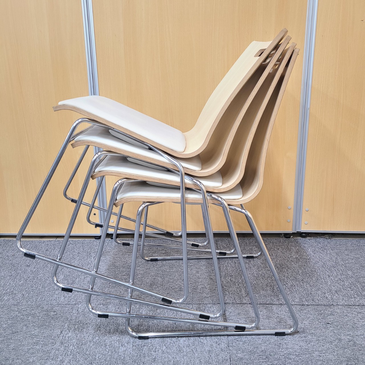 【2セット入荷！】【4脚セット販売】オカムラ製カフェ調のスタッキングチェアが入荷！ロット　オフィス　家具　木目　ナチュラル
                        モノス
                                    中古
            