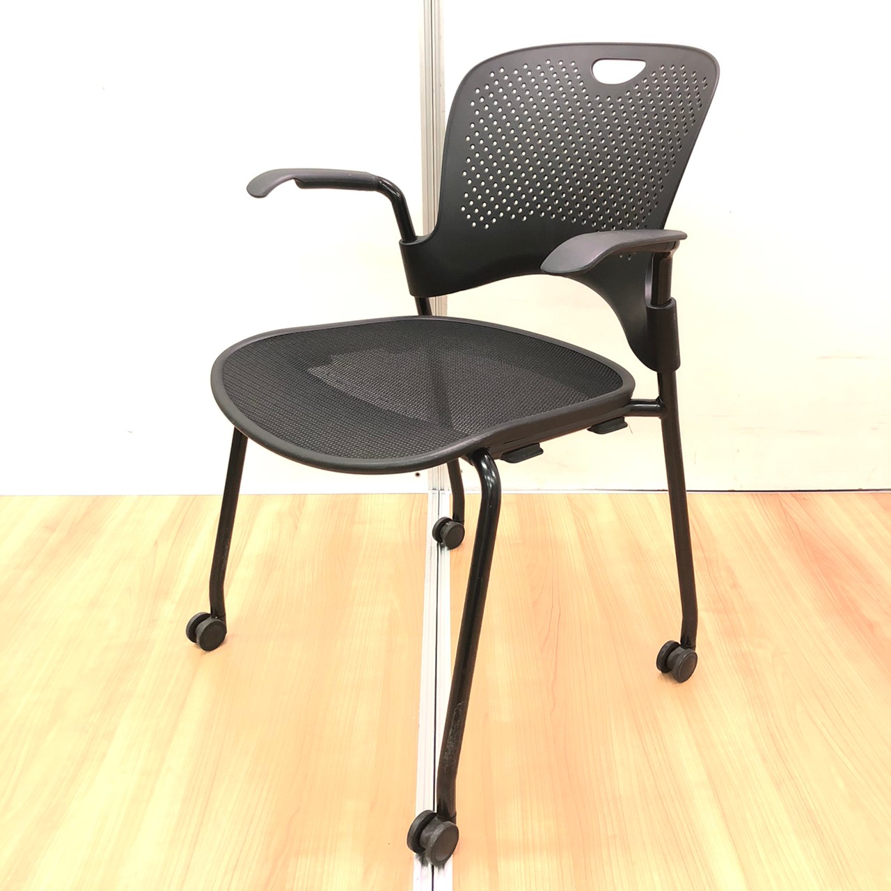 【おしゃれな会議室作りのお供に！】
■HermanMiller/ケイパーチェア
                        ケイパー
                                    中古
            