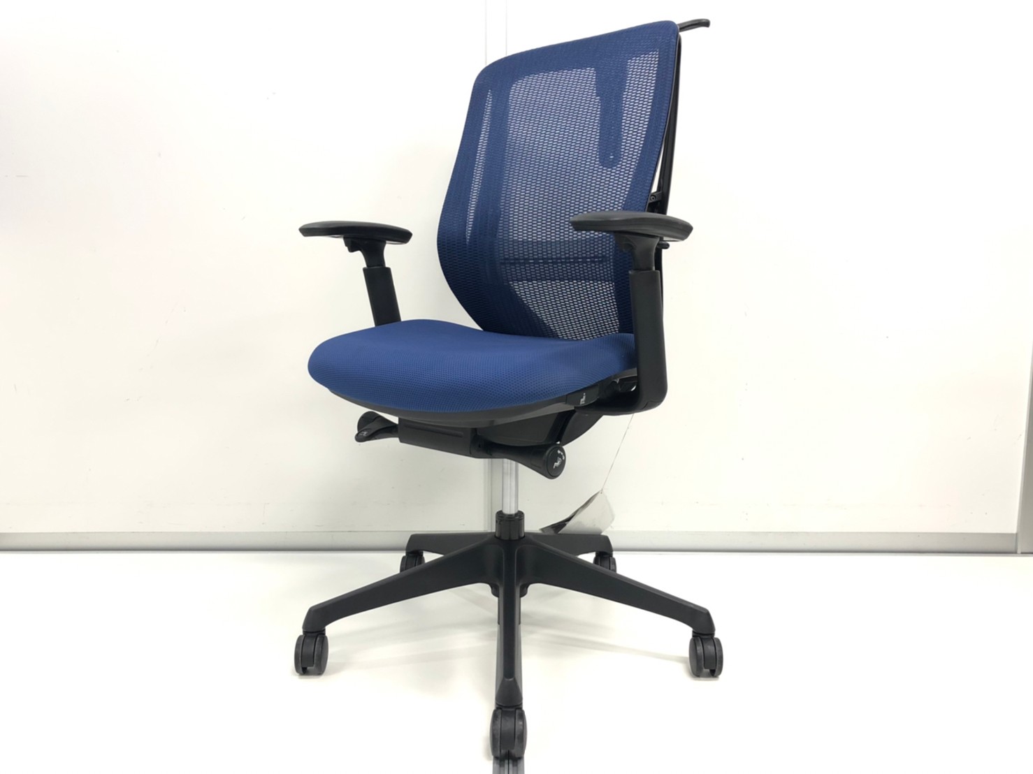 【100脚の大量入荷！倉庫にもあり！】オカムラ（okamura）シルフィチェア　メッシュ仕様　■色：ブルー　肘付き　ハイバック　コートハンガー＆ランバー付き！【3/8入荷】
                        シルフィー
                                    中古
            