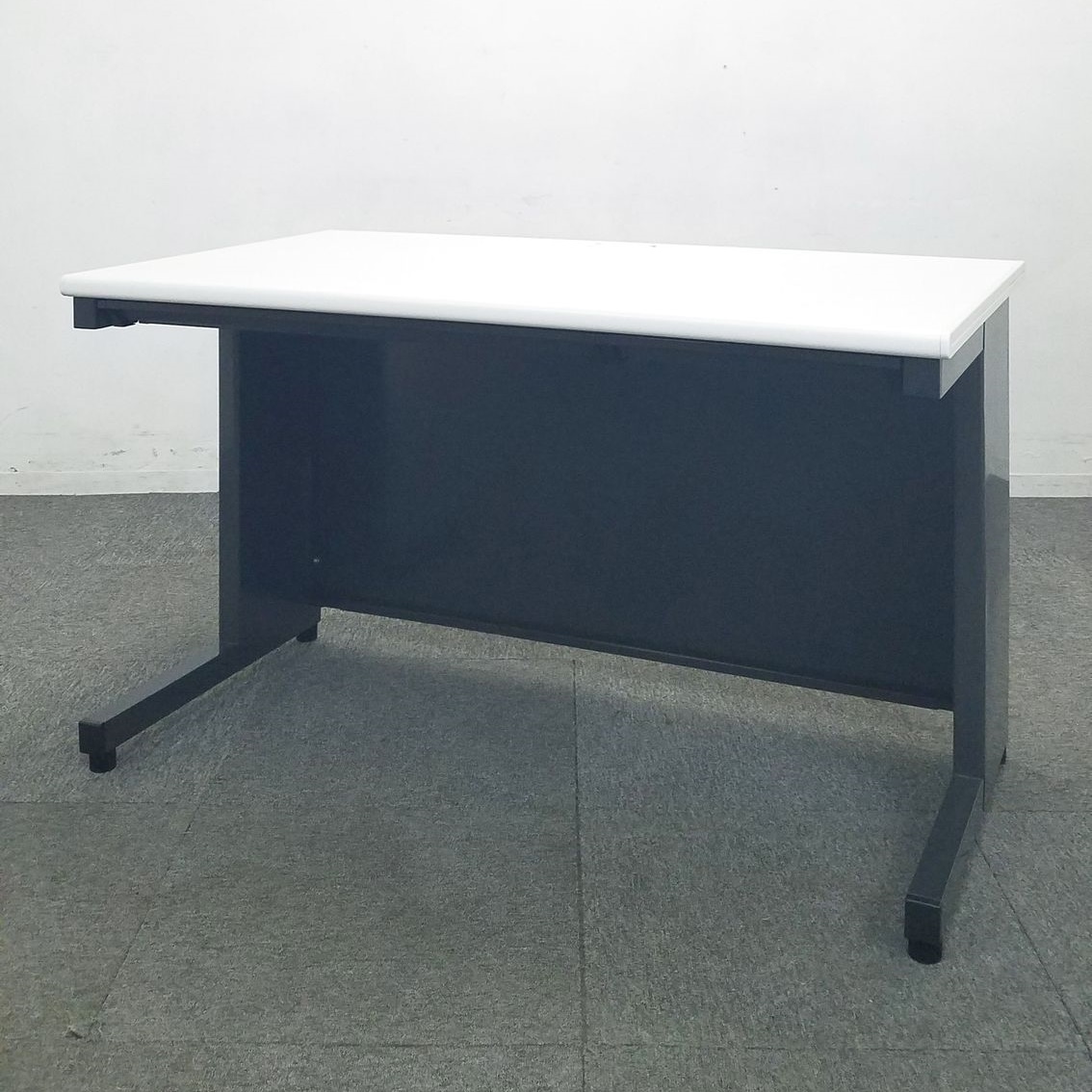 【12台入荷】人気のホワイト・ブラックデスク入荷！中古　オフィスデスク　平机　フリーアドレス　プラス　フラットライン　事務机　W1200
                        フラットライン
                                    中古
            