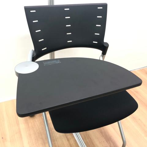 【どこでも打ち合わせできる】テーブル付き　/　まとめてお得/　ブラック　/　ネスティング　メモ台　入替セール
                        マノスチェア
                                    中古
            