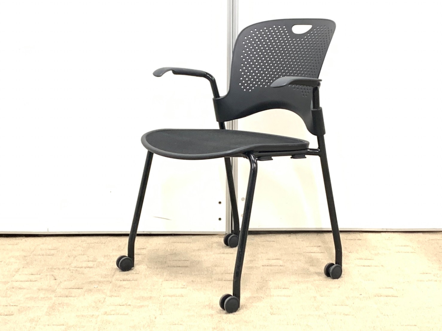 【4脚入荷！！】ハーマンミラー製のスタッキングチェア！見た目もよいチェア■ハーマンミラー/ケイパー/ブラック
                        ケイパー
                                    中古
            