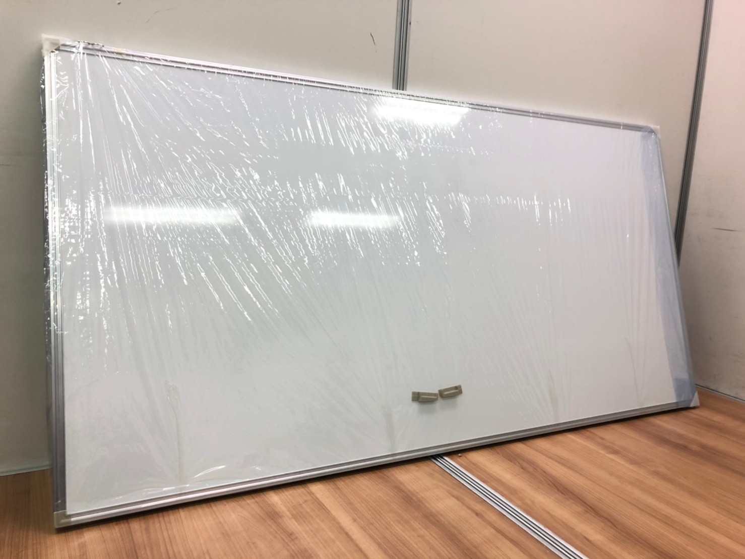 新古品　背面に凹みありの為　お安く　/　オフィスの必需品
                        その他シリーズ
                                    中古
            