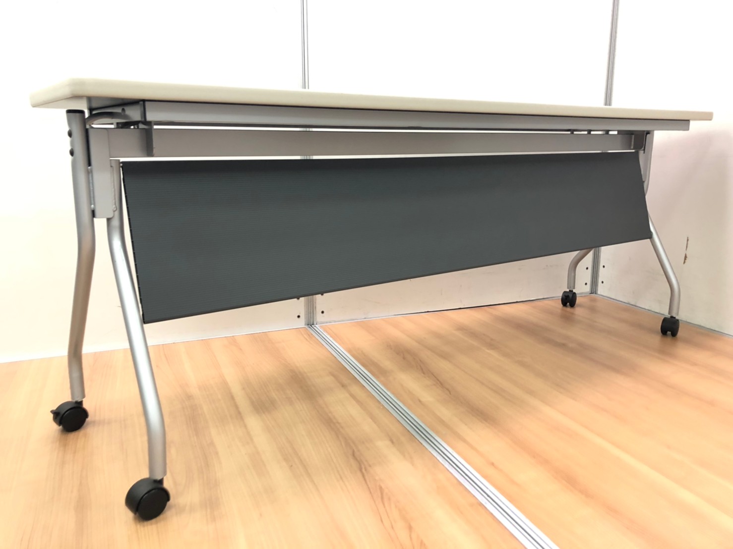 サイドスタックテーブルが入荷！　定番サイズ横幅1800mm　/2名が広々使えます　MADE IN JAPAN
                        その他シリーズ
                                    中古
            