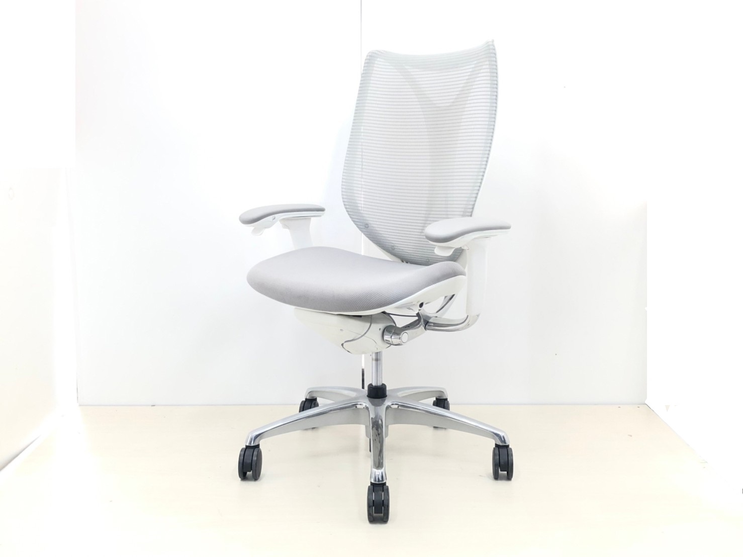 【2016年製】流れるような美しいフォルム「サブリナ」入荷！中古　オフィスチェア　高級チェア　メッシュチェア　テレワーク　在宅ワーク　サブリナ（シルフィ上位グレード商品）　前傾チルト
                        サブリナ
                                    中古
            