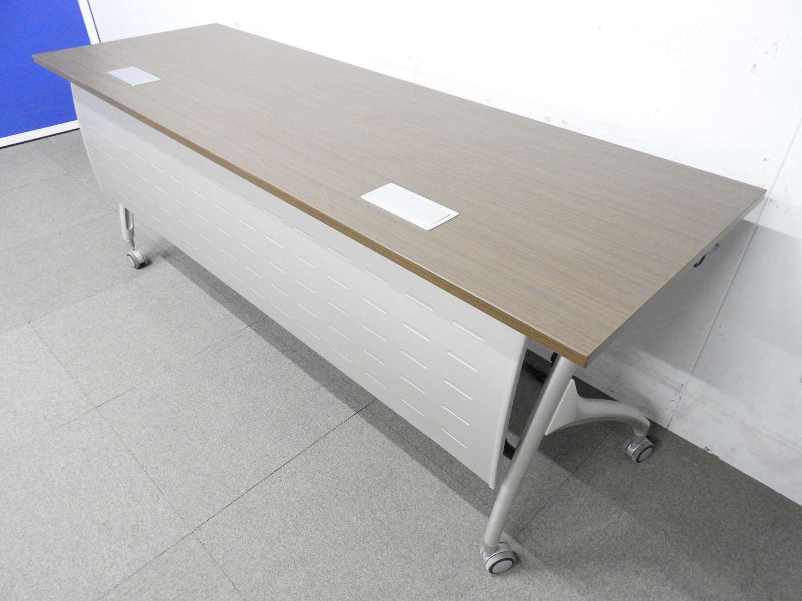 【4台セット！】【配線カバー付き】イトーキ/サイドスタックテーブル/W1800×D600mm/幕板パネル付/ブラウン
                        リリッシュ2
                                    中古
            