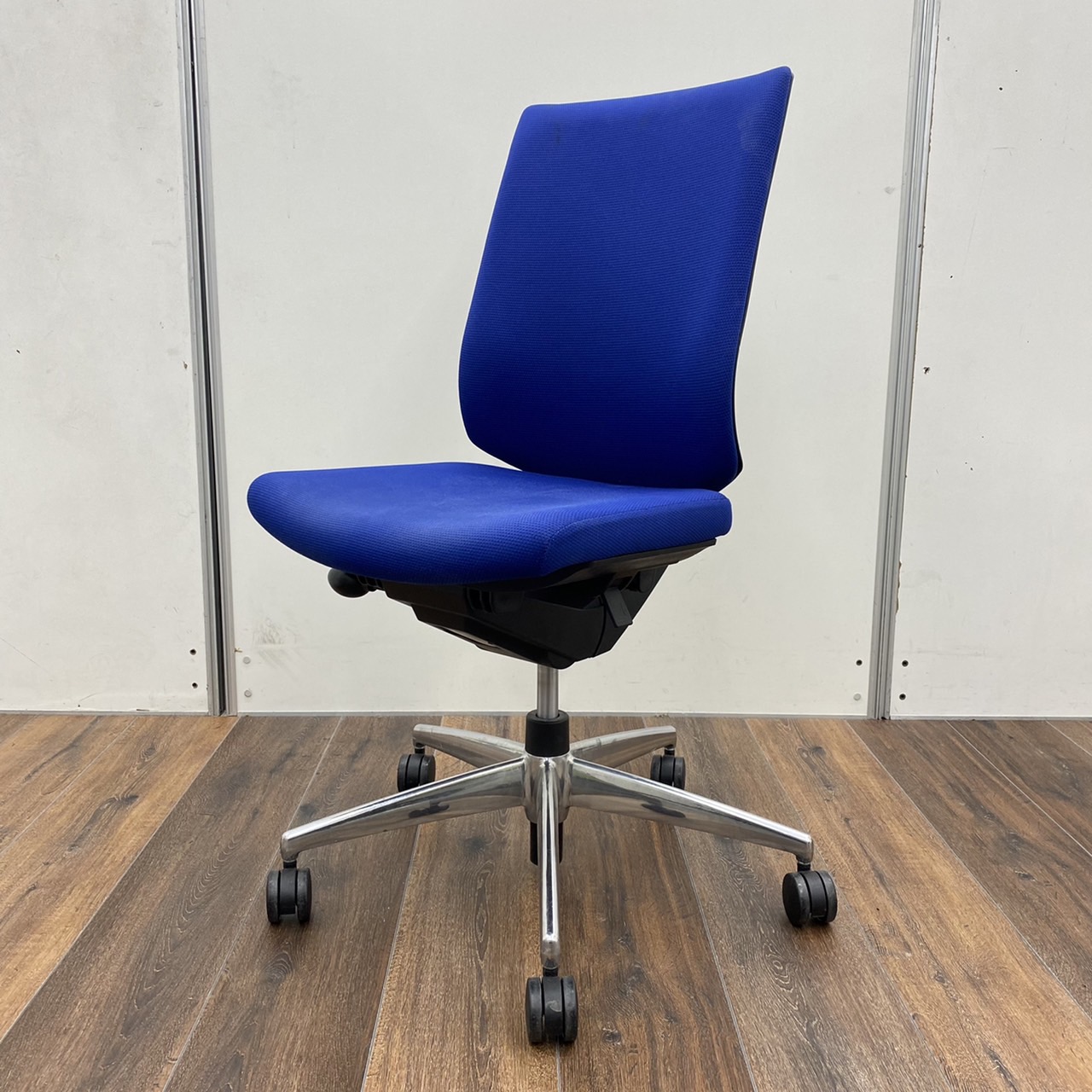 【アルミ脚が高級感！】コクヨ（KOKUYO）ウィザードチェア　■色：ブルー　　ハイバック
                        ウィザードチェア
                                    中古
            