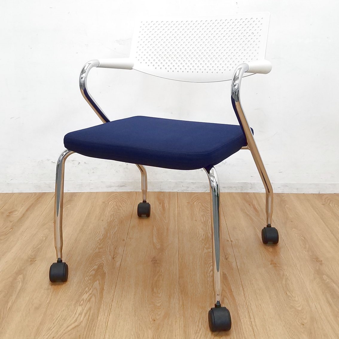 【22脚入荷】デザイナーズチェア入荷！中古　ヴィトラ　vitra.　スタッキング　ミーティング　会議　チェア　スタッキング
                        ビザビチェア
                                    中古
            