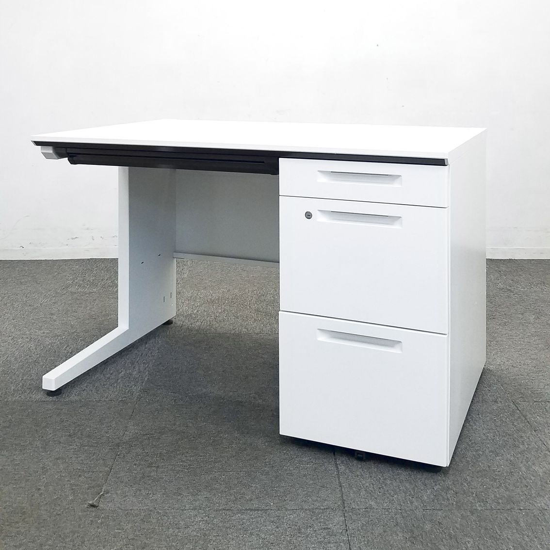 【このサイズが使いやすい！】■コクヨ製　片袖デスク　W1100mm　ホワイト　■スタイリッシュなデザイン！高品質なアイエスシリーズ！
                        iSシリーズ
                                    中古
            