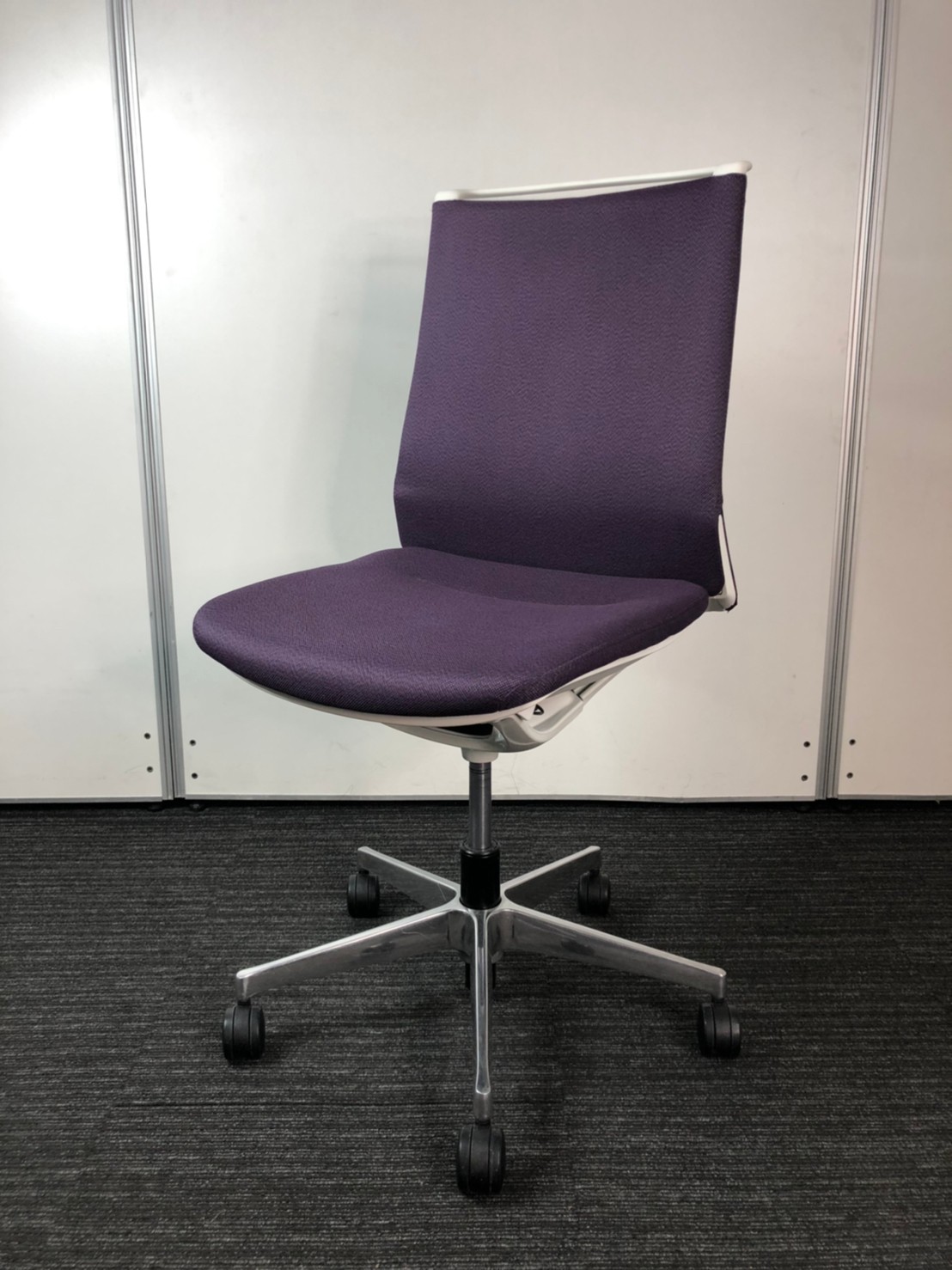 滅多に入荷の無いパープルチェア！天下のオカムラ製！モードチェア【関東倉庫在庫品】【弊社管理No:A00838866_BXJU】
                        モード
                                    中古
            