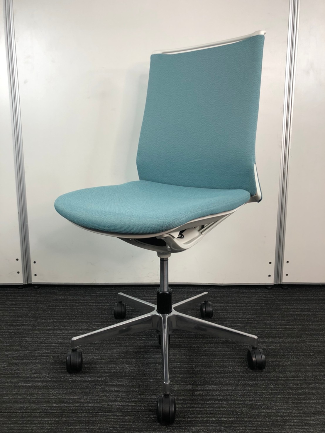 【関東倉庫在庫品】会議チェアにもおすすめの一品！！今の時代明るい色のチェアが人気！！【弊社管理No:A00838865_ZHYI】■オカムラ/モード/セージ
                        モード
                                    中古
            