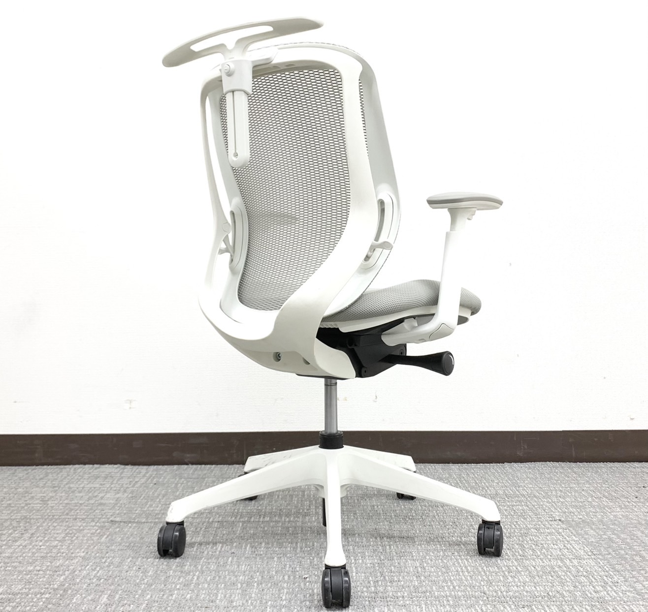 オカムラ　肘付モードチェア　ライトグレー C681XW FMR3|オカムラ シルフィー ローバック メッシュ 白ボディ