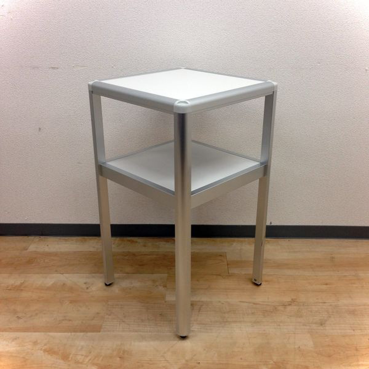 【KS】【オフィスの角を美麗に演出！】■イトーキ製　電話台　ホワイト　■テレフォンスタンド　受付台
                        テレフォンスタンド
                                    中古
            