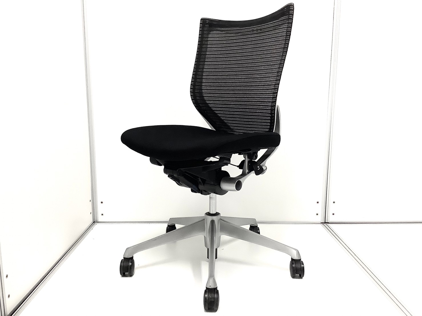 【座り心地良すぎて、会議が長引いちゃいます！】オカムラ（okamura）バロンチェア　■色：ブラック　ホワイトフレーム　肘無し
                        バロンチェア
                                    中古
            