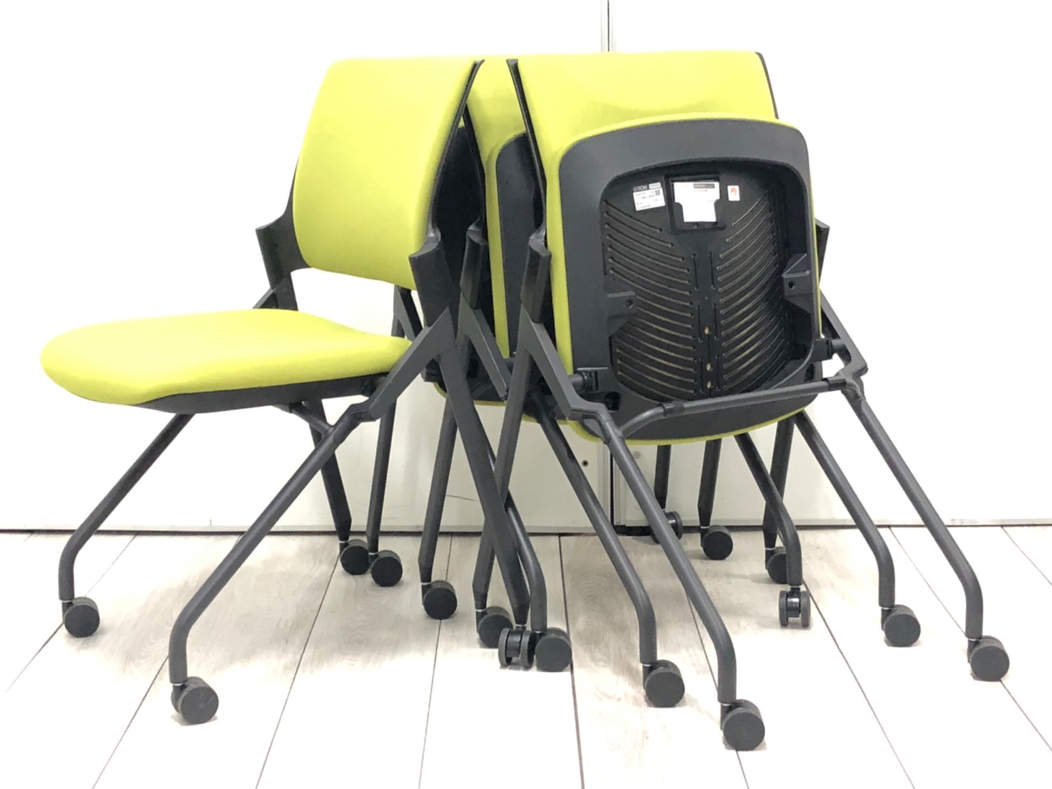 【4セット入荷！】4脚セット！通常より10％OFF!!平行に重ねられるチェア！■イトーキ/モノン/グリーン
                        Monon
                                    中古
            