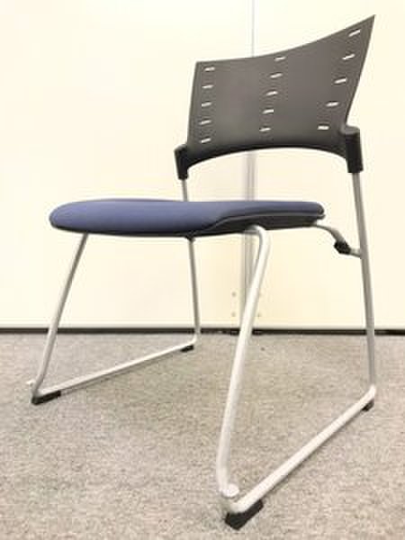 4脚入荷　イトーキ製　マノス　重ねて収納！スペース削減！！会議スペース　会議室　ミーティング用　
                        マノスチェア
                                    中古
            