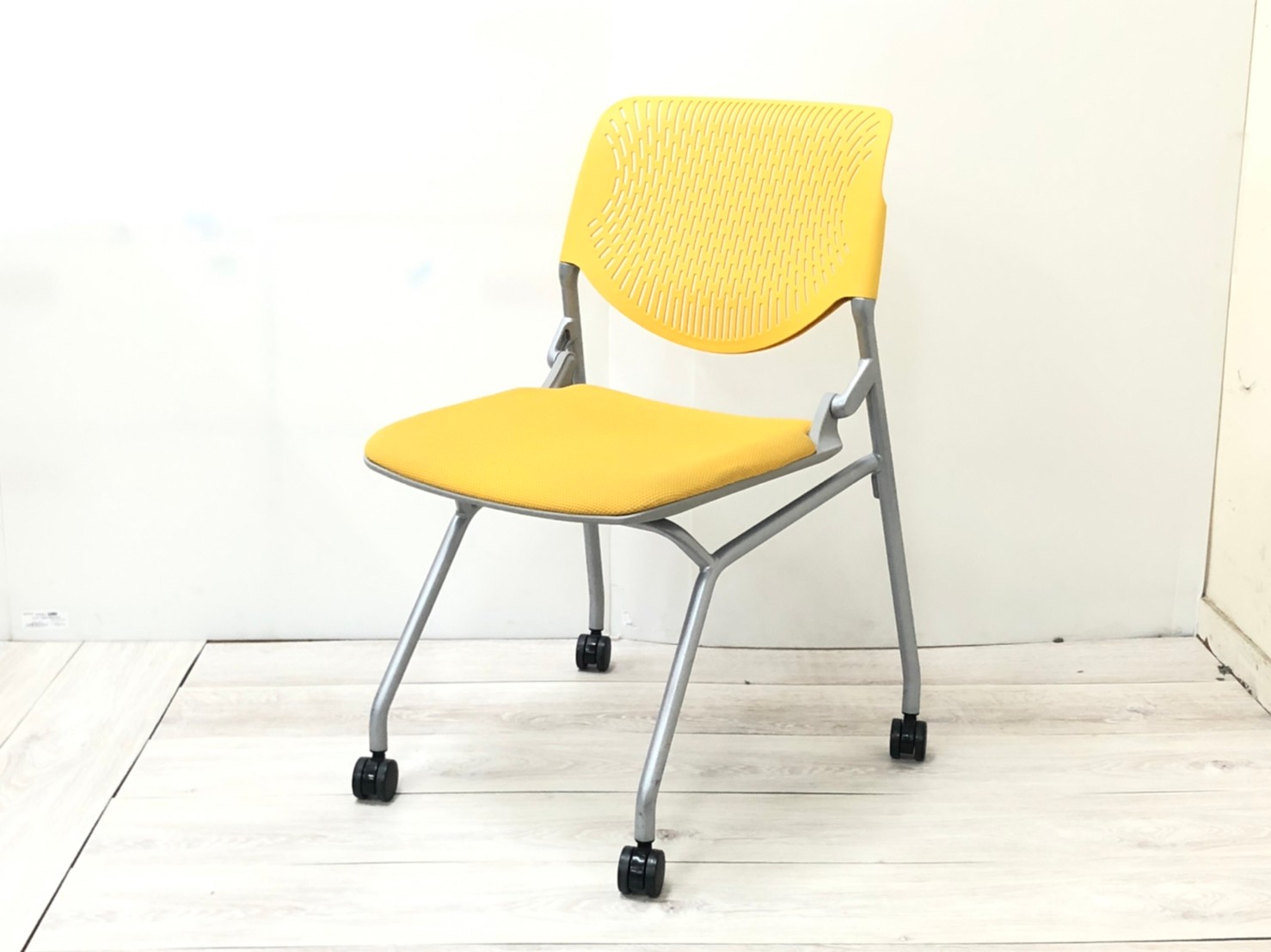 【一風変わったカラーリングのミーティングチェア！】※ネスティングタイプです！
■オカムラ/ルナ/イエロー
                        ルナ
                                    中古
            