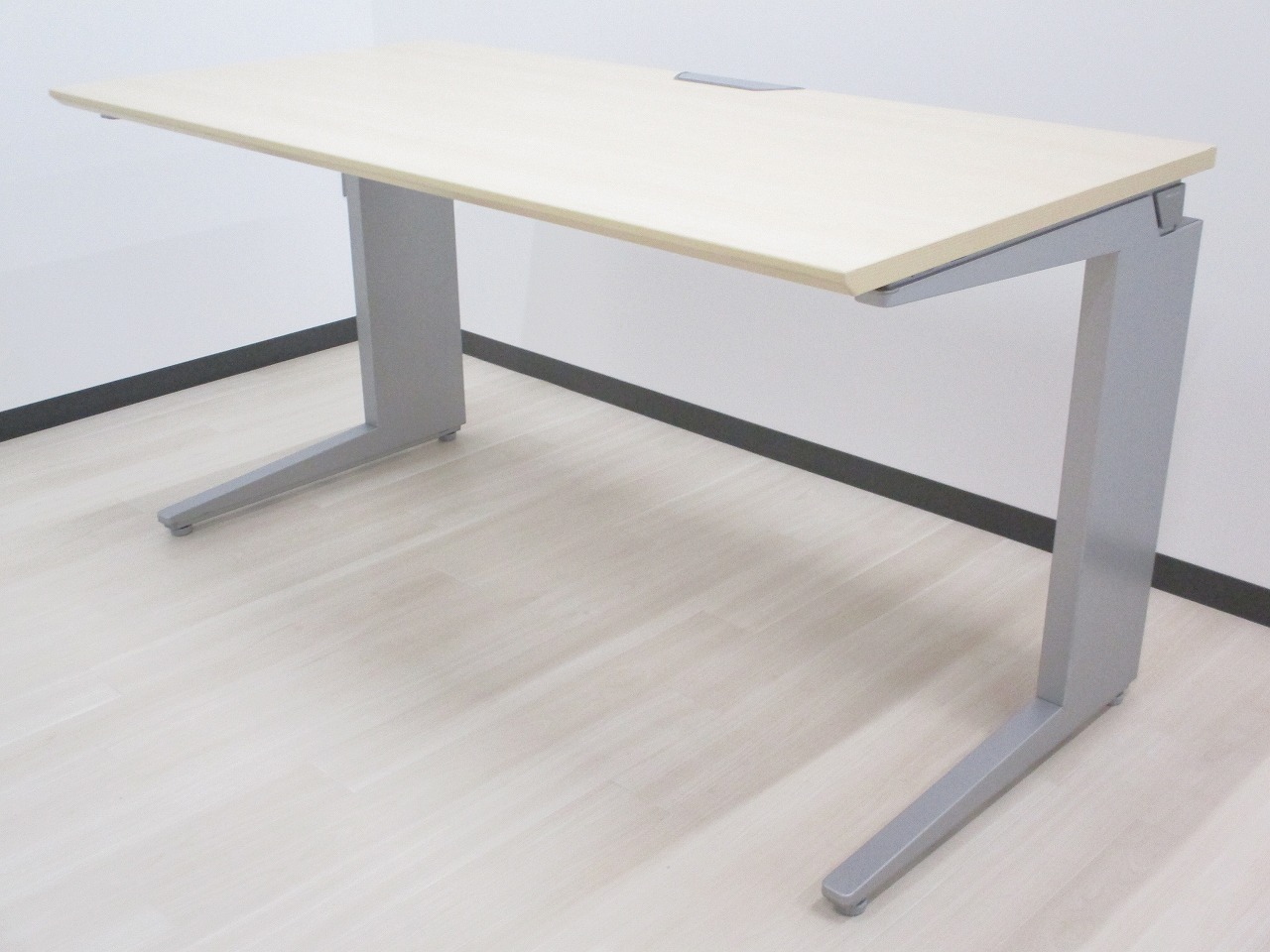 【訳あり特価品】※天板ゴリゴリに削れてます･･･■オカムラ製　平デスク　W1400mm　ナチュラル天板　シルバー脚
                        プロユニット
                                    中古
            