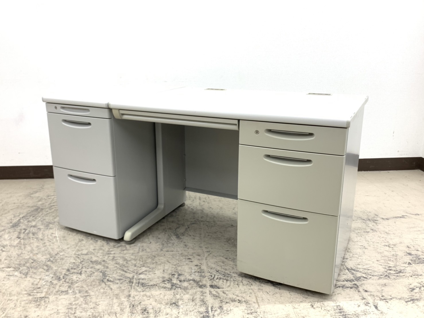 【役職者さま向け】往年の定番オフィスデスク⇨両袖机ニューグレーカラー◆オカムラ製【RP】
                        SDシリーズ
                                    中古
            