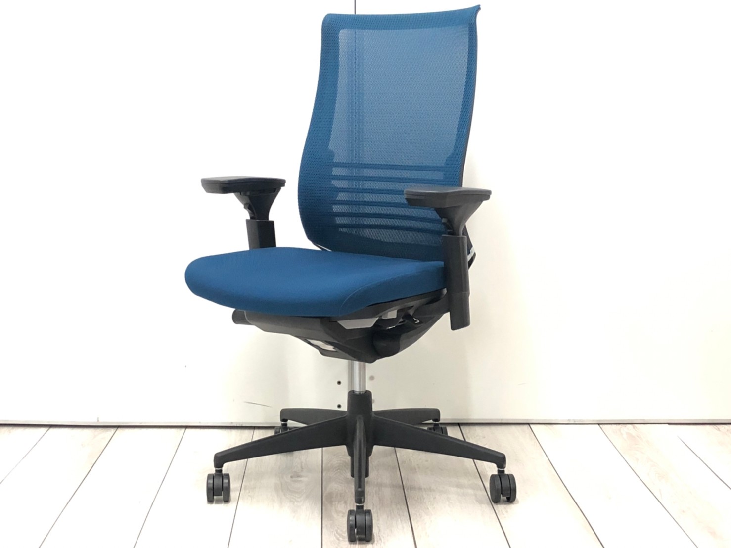 【12脚入荷！】稼働肘！！ベゼルチェア！ランバーサポートあり！■コクヨ/ベゼル/ブルー
                        ベゼル（樹脂脚)
                                    中古
            