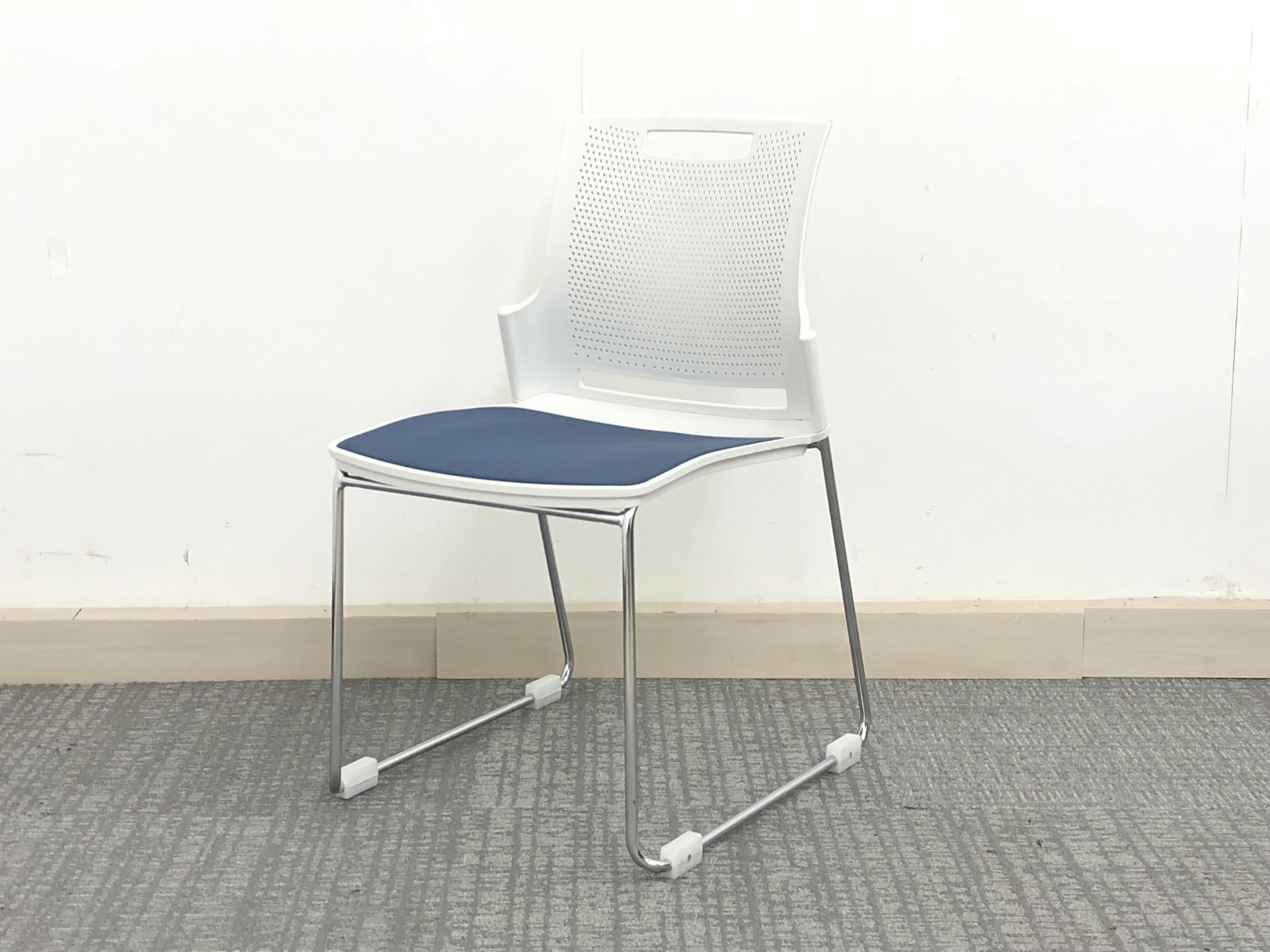 【定価約2万】【80脚入荷商品】！人気のループ脚タイプで、最大5台積み重ねが出来ます！人気の定番商品ですので、売り切れ必至です！弊社使用欄【A00837591】■オカムラ製・スカラールフトスタッキングチェア
                        スカラールフト
                                    中古
            