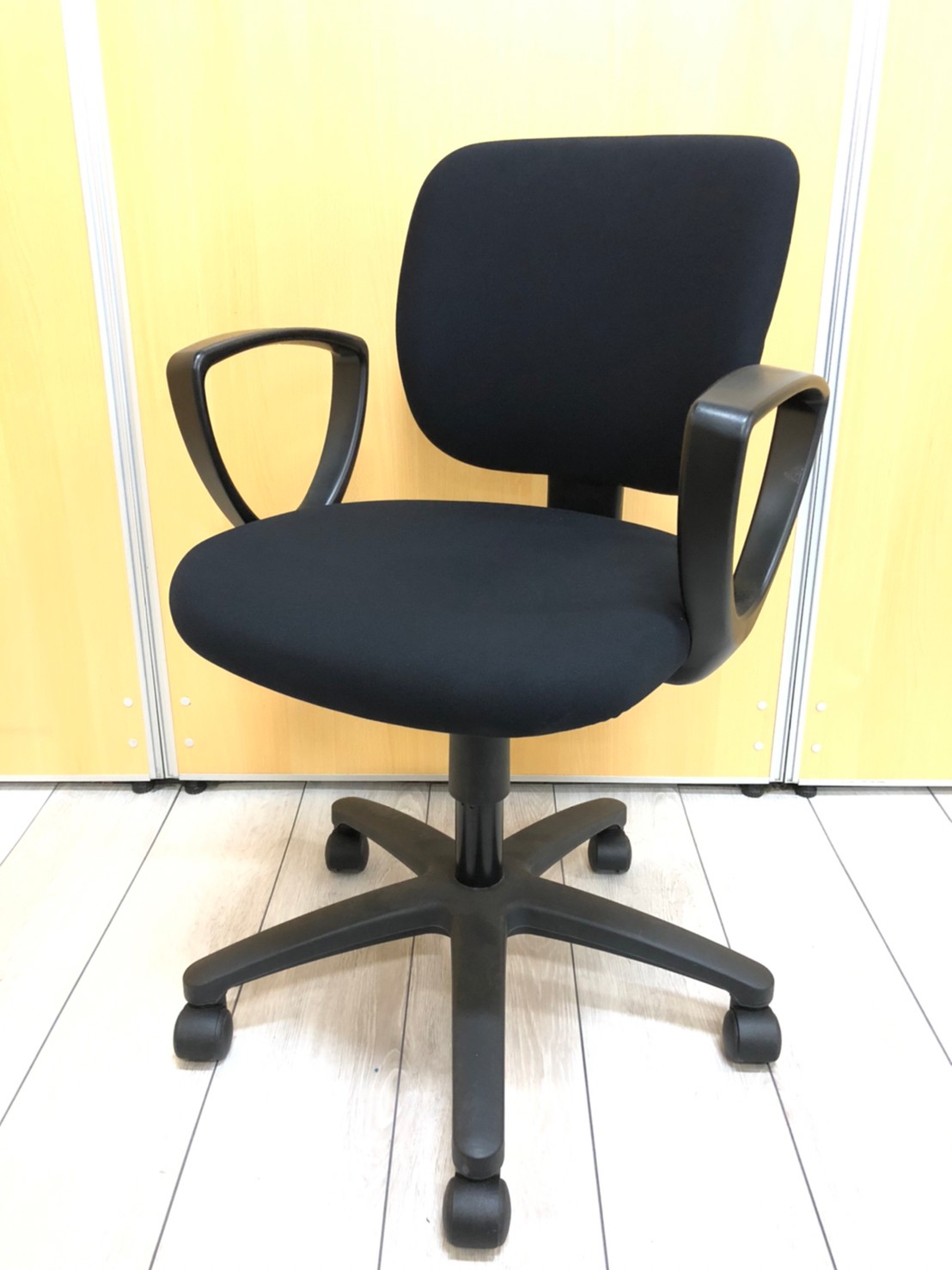 【6脚入荷！】コスパ最強！コクヨ製イーザ！　肘付　ブラック
                        イーザチェア
                                    中古
            