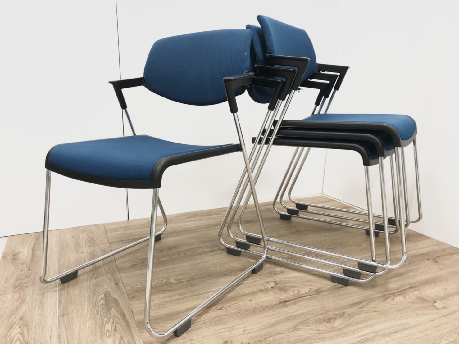 【4脚セット】【まとめて揃います！】コクヨ/ミーティングチェア/ブルー
                        その他シリーズ
                                    中古
            