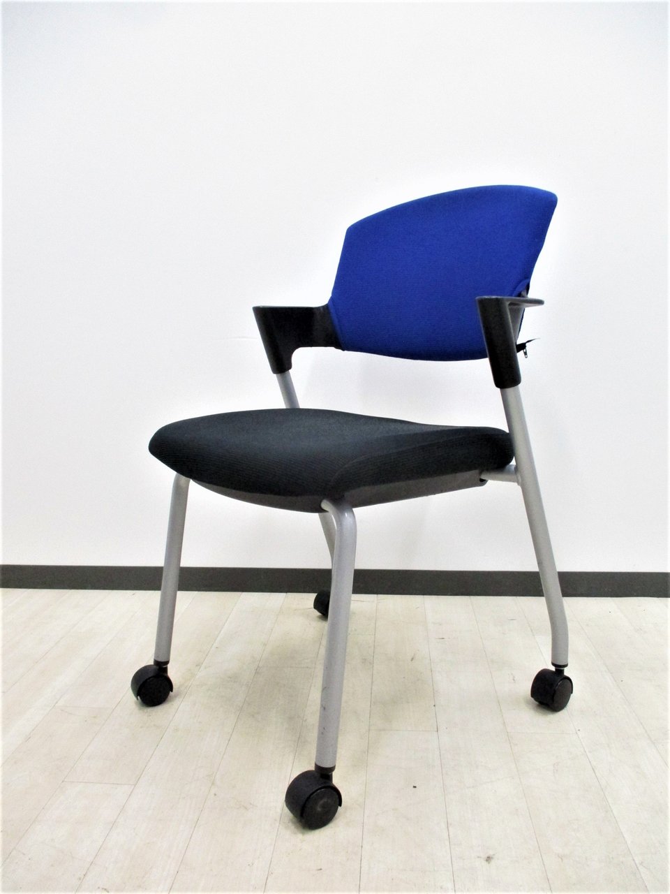 【まとめて揃います！】使わないときは重ねられてスペース確保！
                        プロッティチェア
                                    中古
            