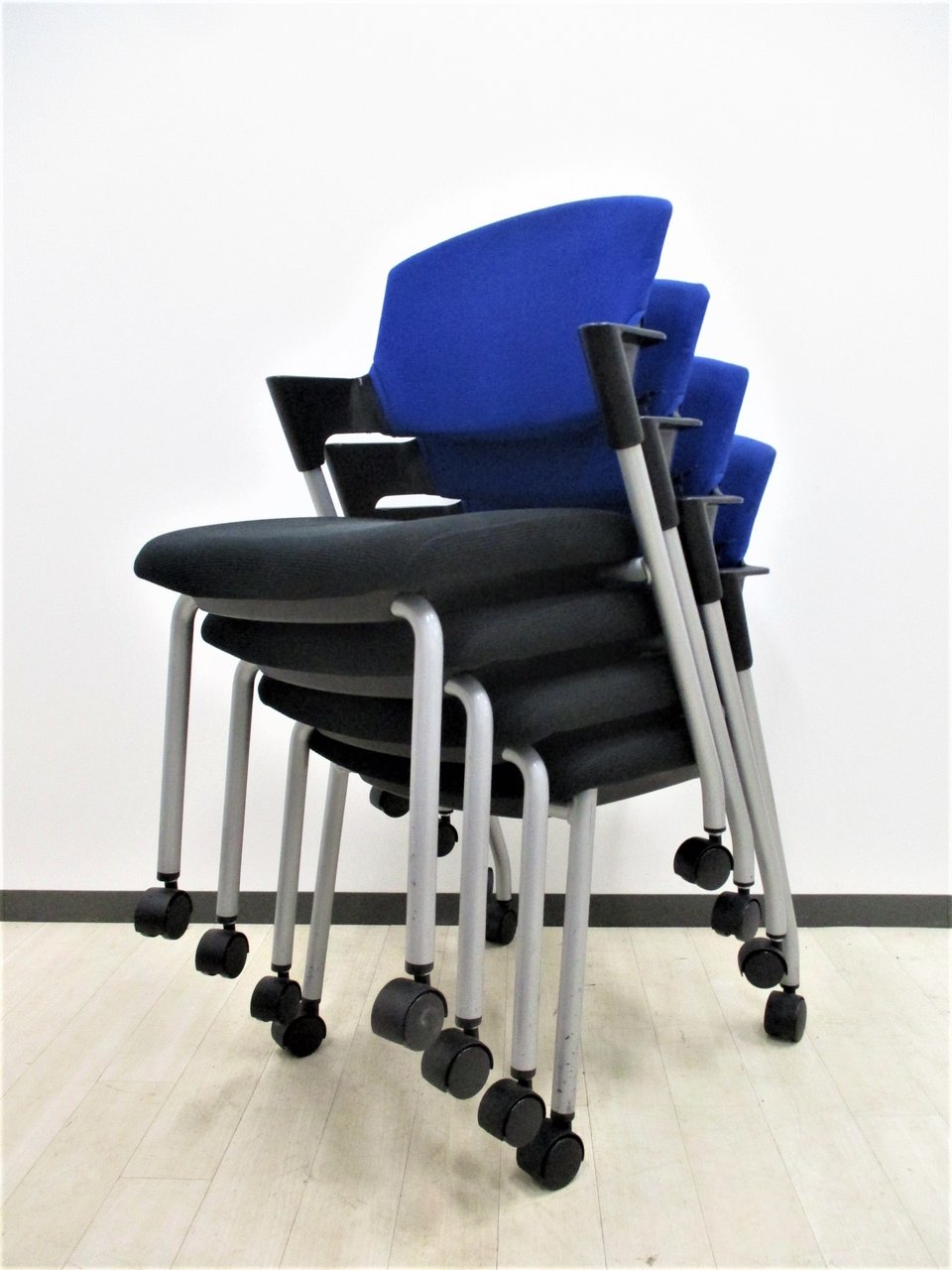 【4脚セット】【まとめて揃います！】使わないときは重ねられてスペース確保！
                        プロッティチェア
                                    中古
            