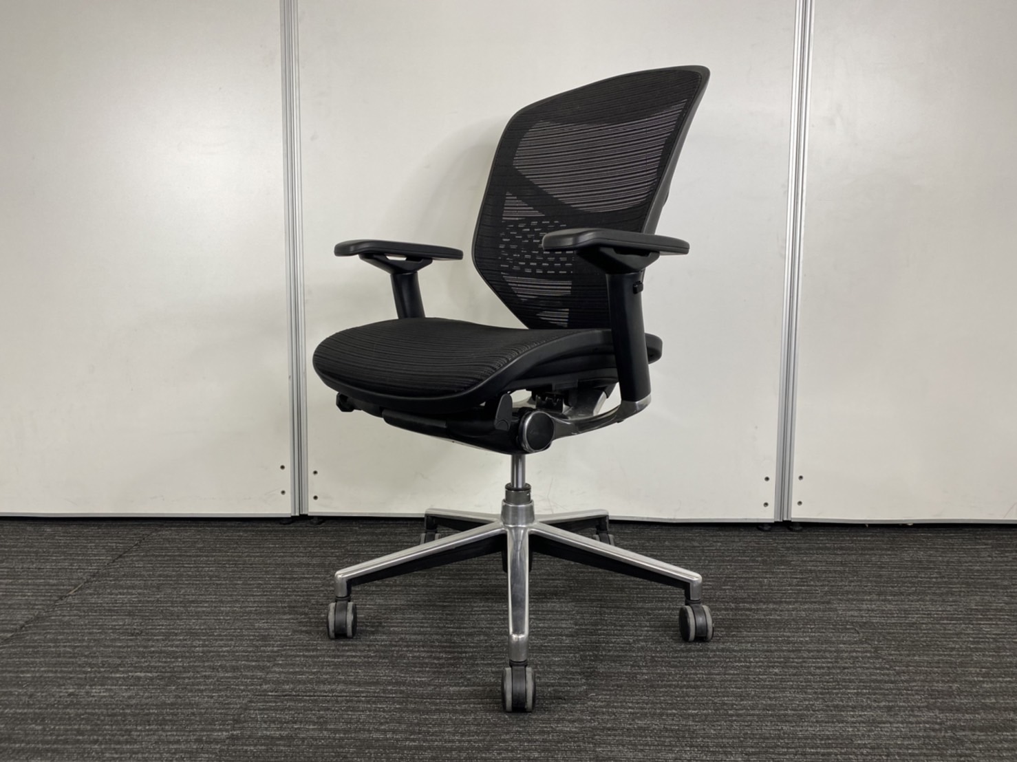 【レア在庫品！】ブラック×ポリッシュのカッコイイ椅子！■エルゴヒューマン/エンジョイ
                        エンジョイ
                                    中古
            