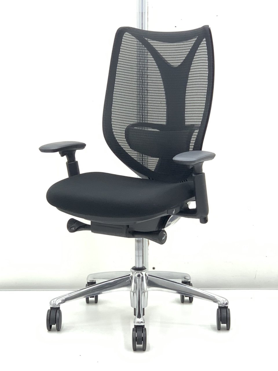【前傾機能つき！】高級感溢れる流線型のデザインが◎■オカムラ製　サブリナチェア　可動肘付　ブラック　
                        サブリナ
                                    中古
            