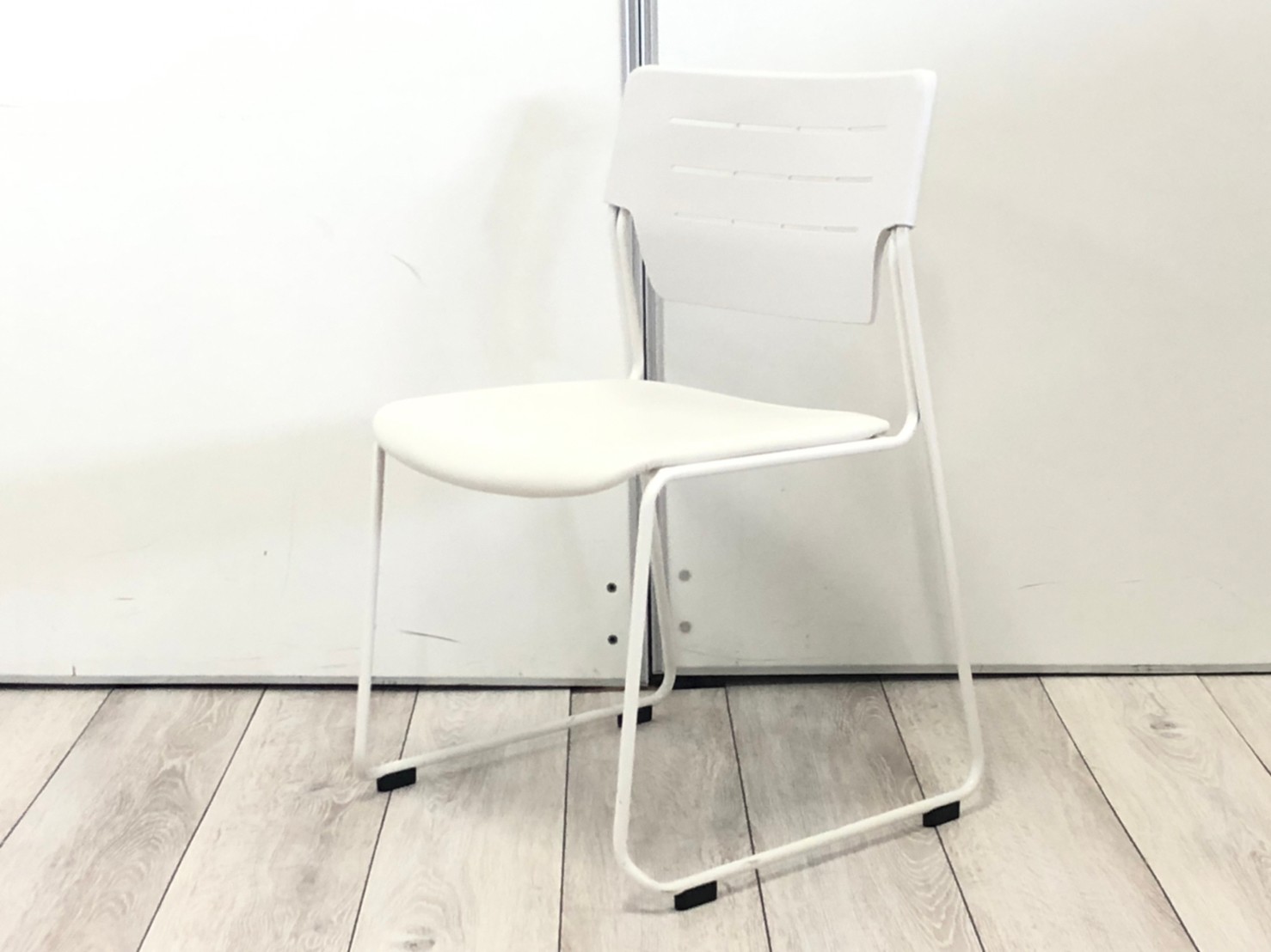 【8脚入荷！！】重ねて使用できるチェア！！■イトーキ/エレック/ホワイト
                        エレック
                                    中古
            