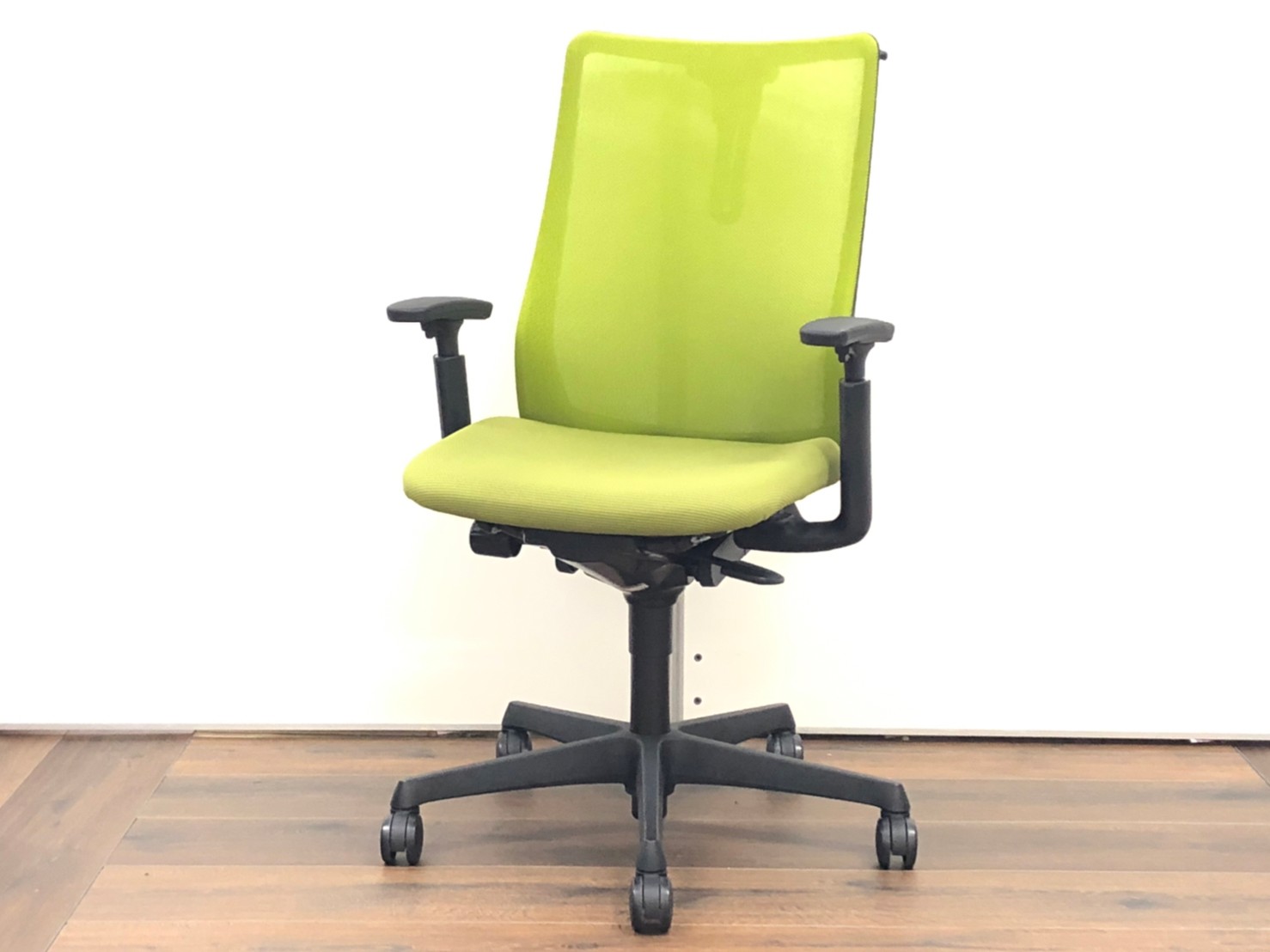 【コートハンガー付きのメッシュチェア！】　オカムラ　フルーエント　ハイバック　背カラー:グリーン 座カラー:グリーン
                        フルーエントチェア
                                    中古
            