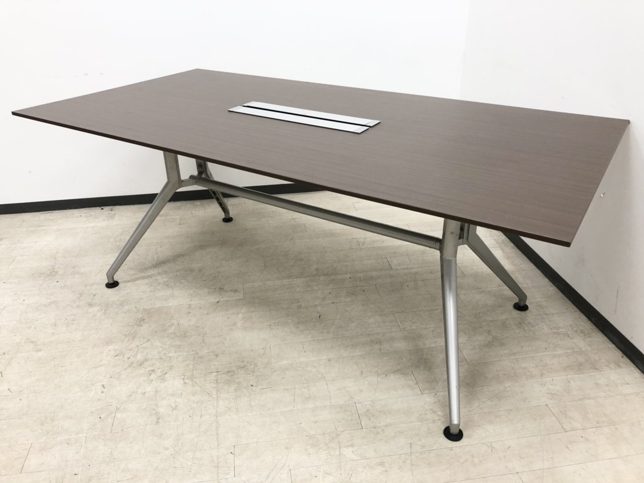 【会議・ミーティングの定番テーブル！カフェ調オフィスを演出できます！】イトーキ/DD/配線付き/ブラウン　【4~6名の打ち合わせに最適！】
                        DD
                                    中古
            