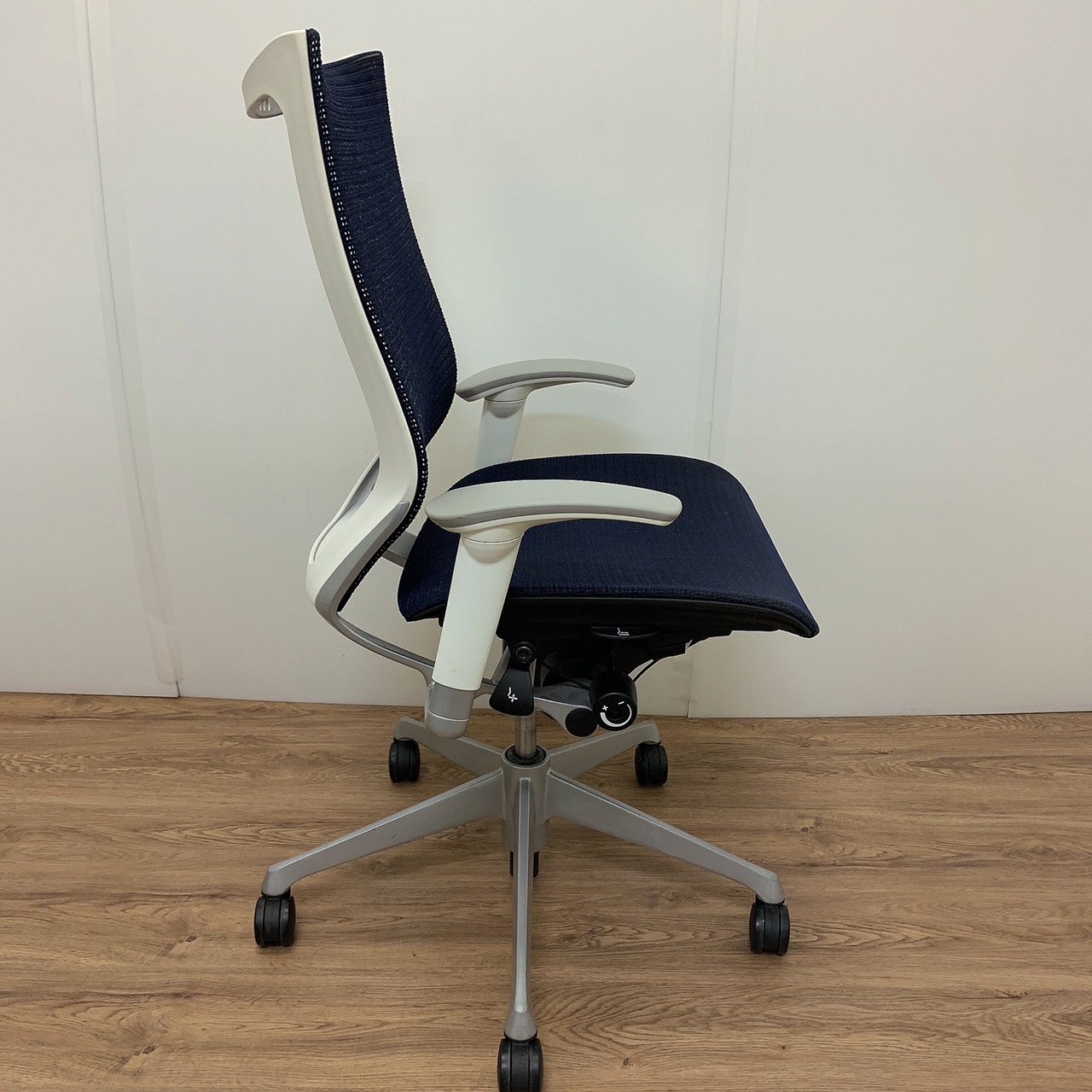 中古】バロンチェア CP85DW 0943 オカムラ/okamura 肘付ハイバック