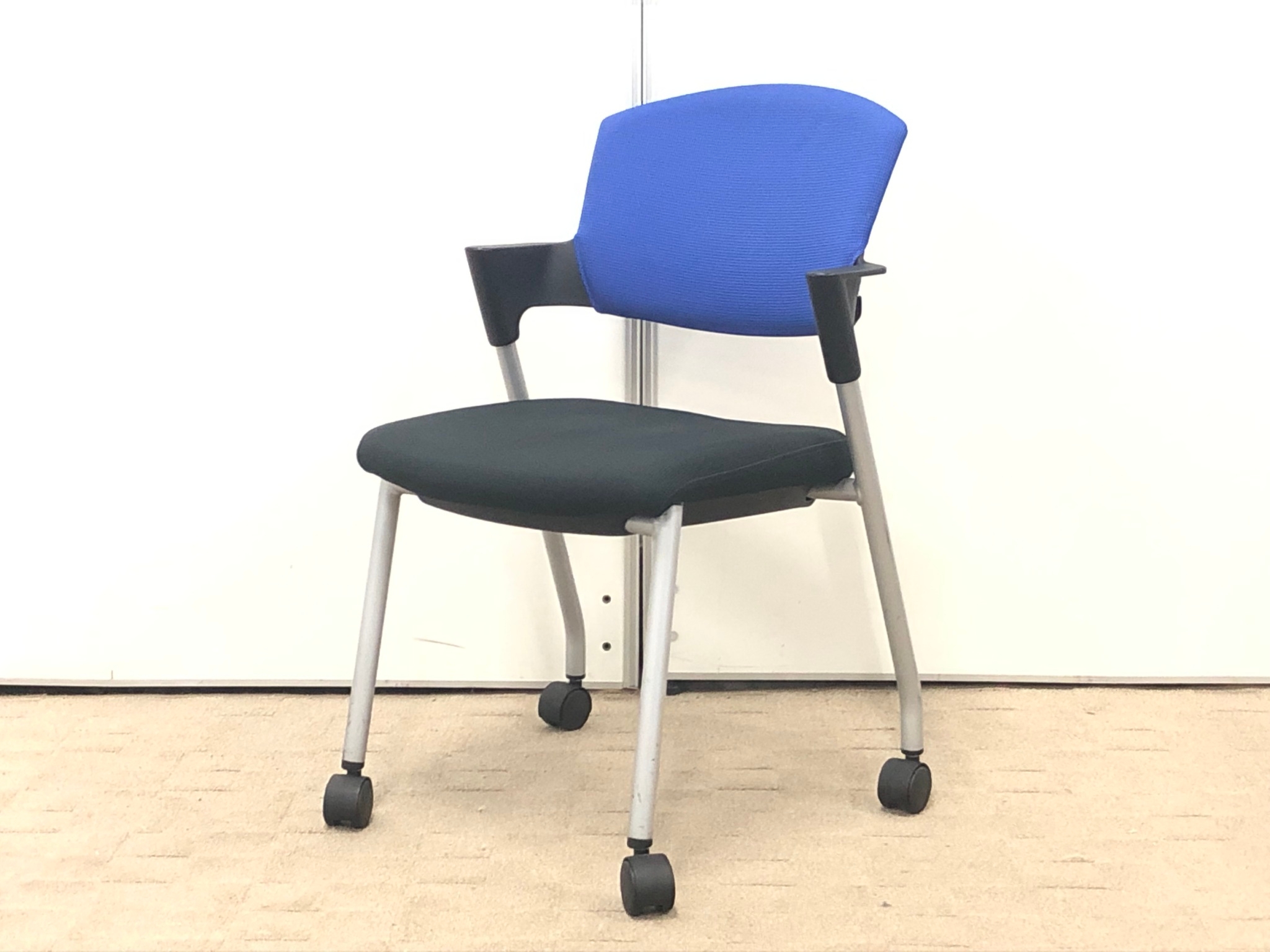 【今なら数が揃う！】
お尻が痛くなりにくいクッション性！
■コクヨ/プロッティ/ブルー
                        プロッティチェア
                                    中古
            