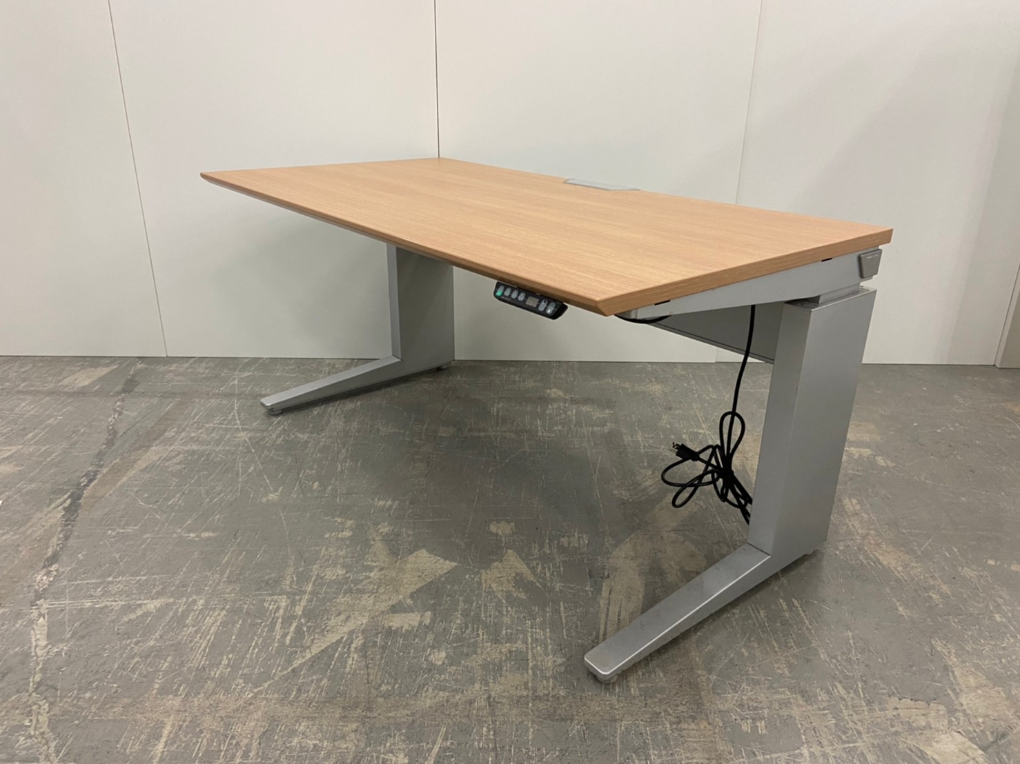 【関東倉庫在庫商品】昇降デスク　新世代のデスク！立ち姿勢を取り入れる。ワークスタイルが変わる！！座る＋立ちスタイルを取り入れる事で身体の負担、そして最も疲れにくい
環境で作業出来ます！弊社使用欄【A00845339】■オカムラ製・『プロユニットUD』/昇降
                        プロユニット
                                    中古
            