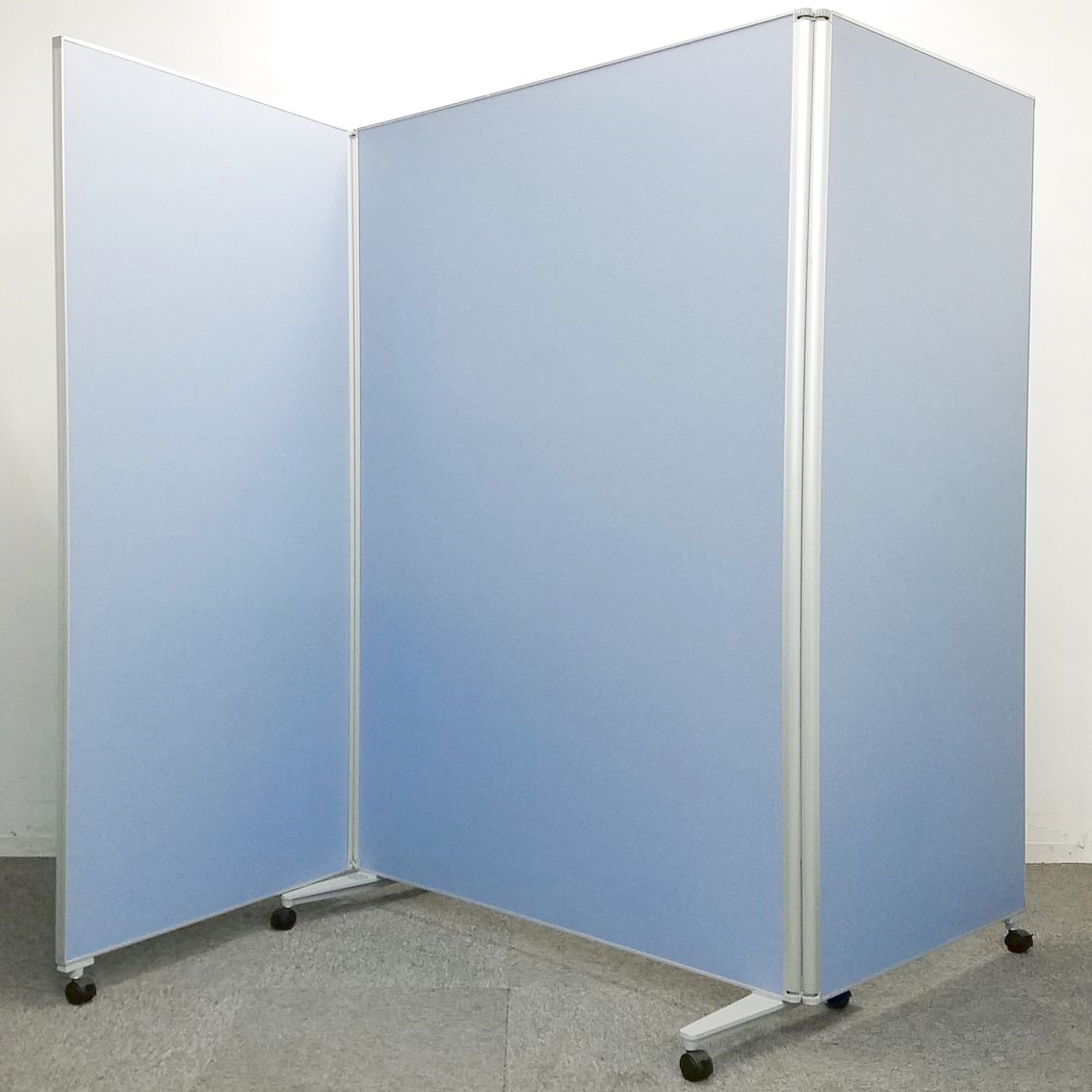 【7台入荷】オカムラの3連パーテーションが入荷！中古　衝立　パーテーション　3連　クロス　キャスター付き　オフィス　間仕切り　ペールブルー　4W64シリーズ
                        その他シリーズ
                                    中古
            