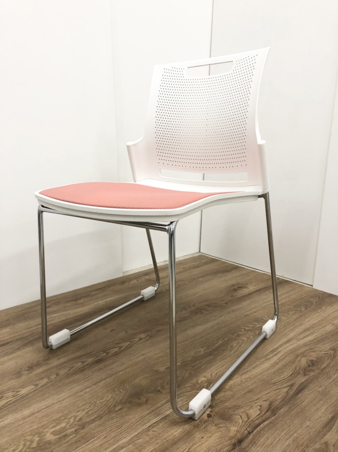 会議・セミナーや休憩所等での定番商品！オカムラ　可愛らしいピーチ(ピンク)カラー！
                        スカラールフト
                                    中古
            