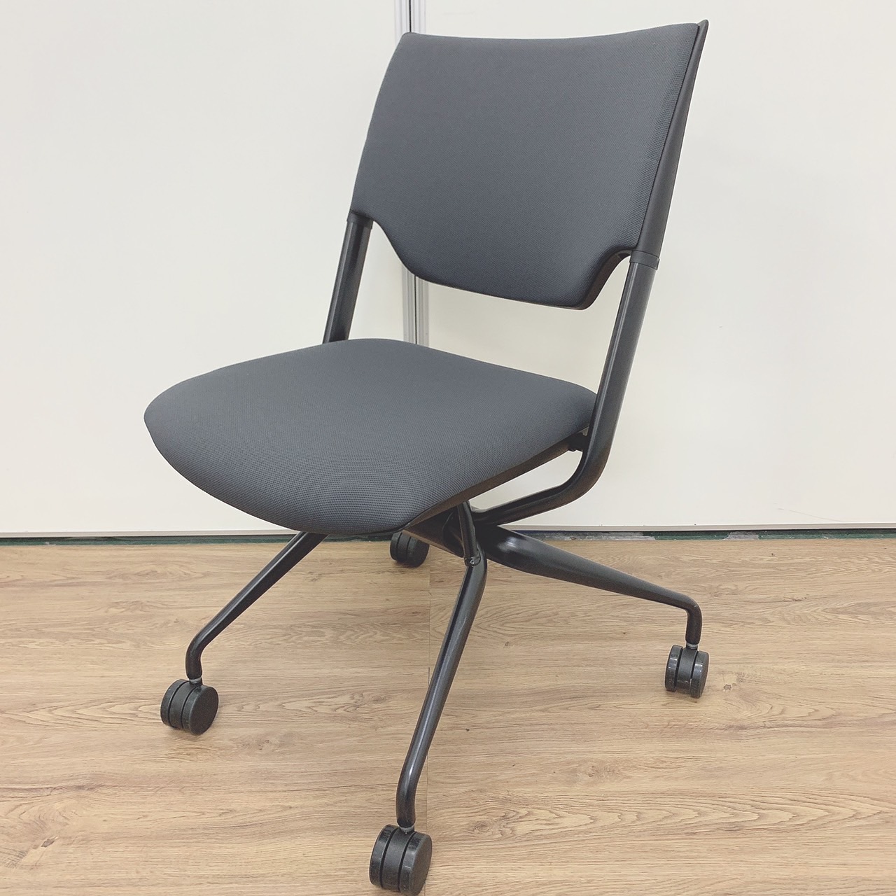 イトーキ　ITOKI　レクシブ　ミーテイングチェア　グレー　会議室　おしゃれ
                        レクシブ
                                    中古
            