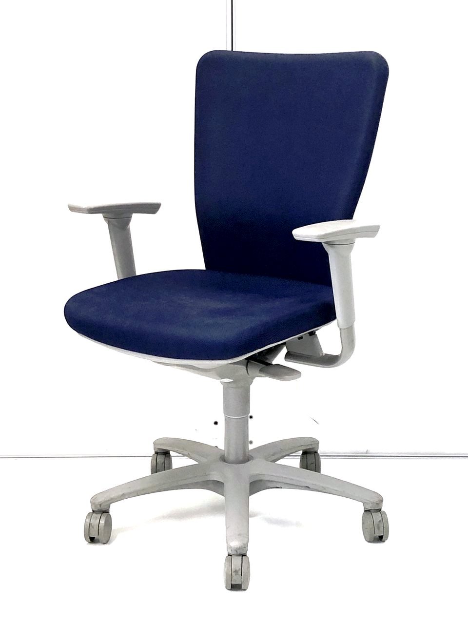 【法人様売れ筋シリーズ】低反発クッションが心地よく、シンプルデザインが◎　カロッツァ/ネイビー/ハイバック/稼働肘
                        カロッツァチェア
                                    中古
            